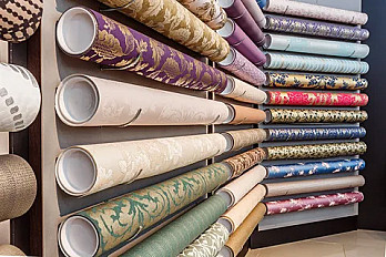 Обои являются одним из самых популярных способов для оформления интерьера.