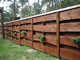 Традиционный забор своими руками: дерево на страже участка