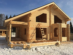 Сложности монтажа дома из оцилиндрованного бревна