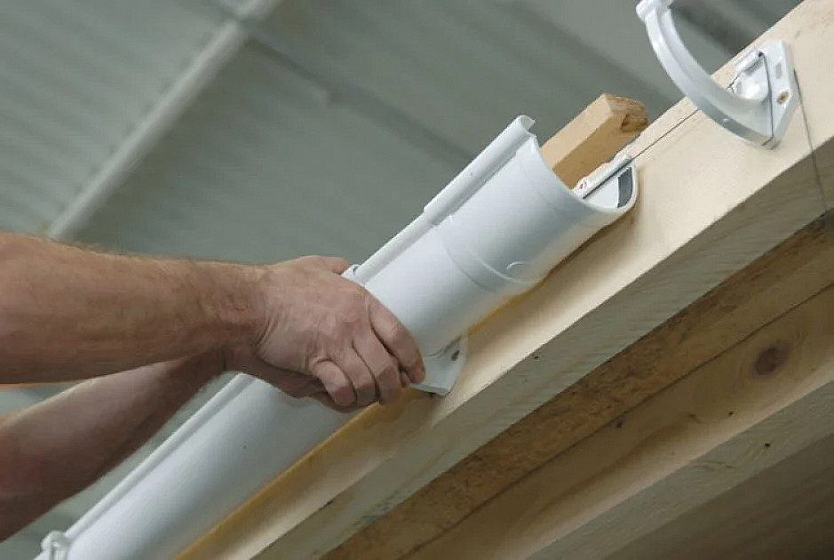 Монтаж водостоков из пвх: пошаговая инструкция с фото