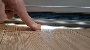 Почему ламинат прогибается при ходьбе?  Ищем решения